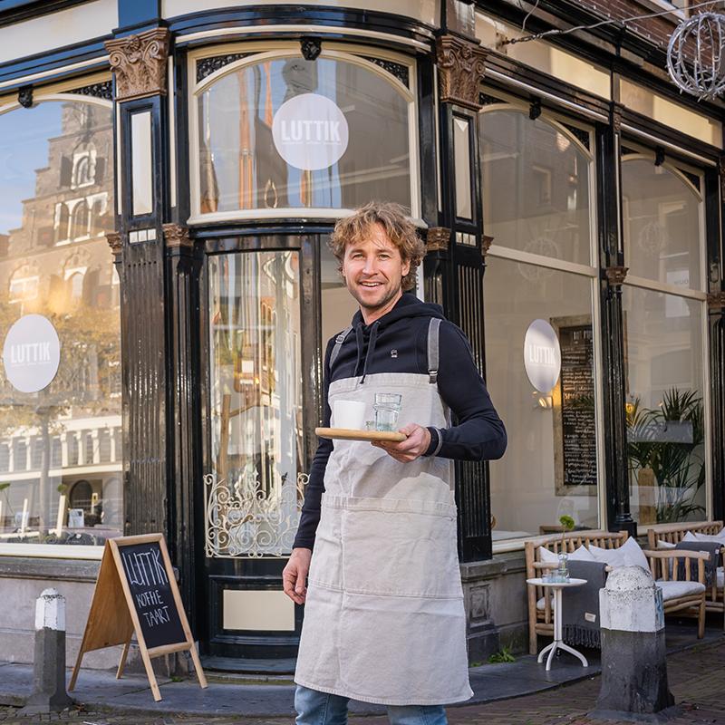 Luttik winkel met werknemer bij de ingang